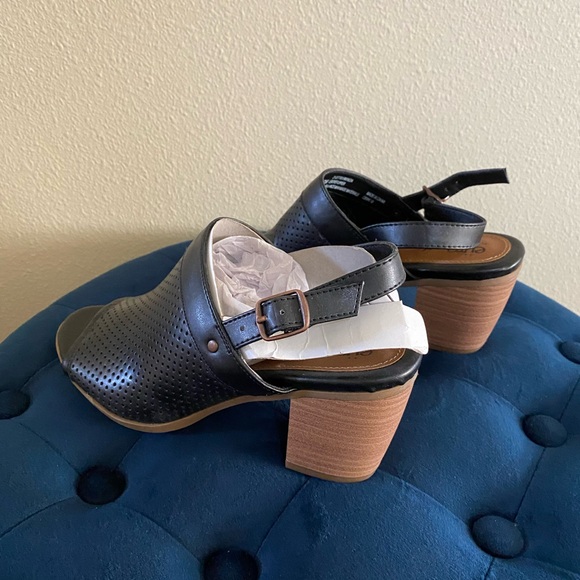 Leather Sandals NEW - Picture 2 of 3